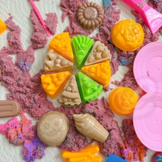 Woopie WOOPIE Piasek Kinetyczny 6 Kolorów 1,2 kg Zestaw Restauracja Stolik z Foremkami